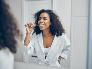 mulher escovando os dentes